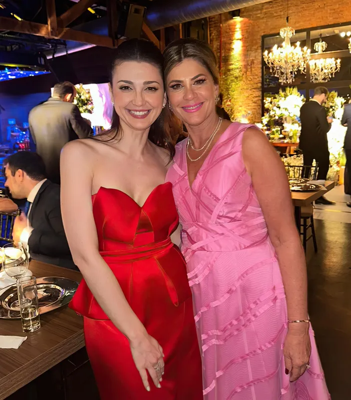Nicole Sciarra Mandelli Pile, madrinha e irmã do noivo e Mônica Sciarra Mandelli