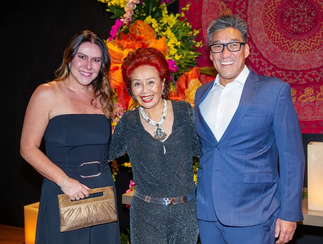 Luzia Nishida entre os amigos Ana Carolina e Marco César Miguita