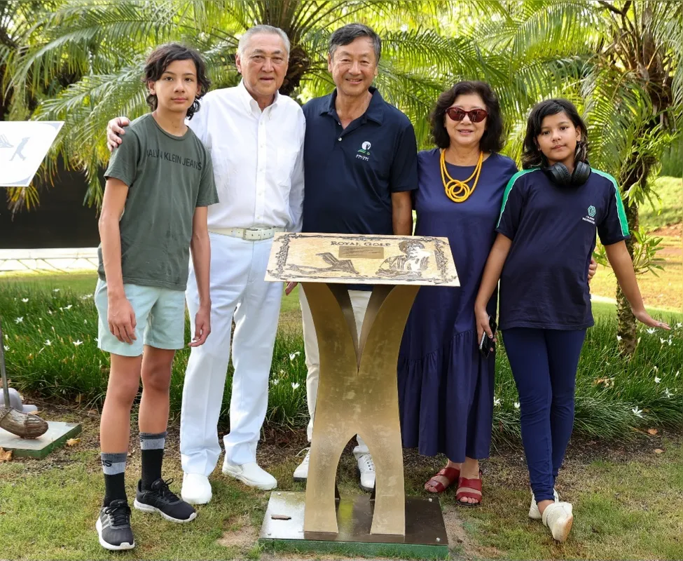 Homenagem para Milton Ogawa com a inauguração de placa em reconhecimento ao seu trabalho no Royal Golf. Na foto Miguita, Milton e Tiemi Ogawa com os netos João Victor e Rafaella