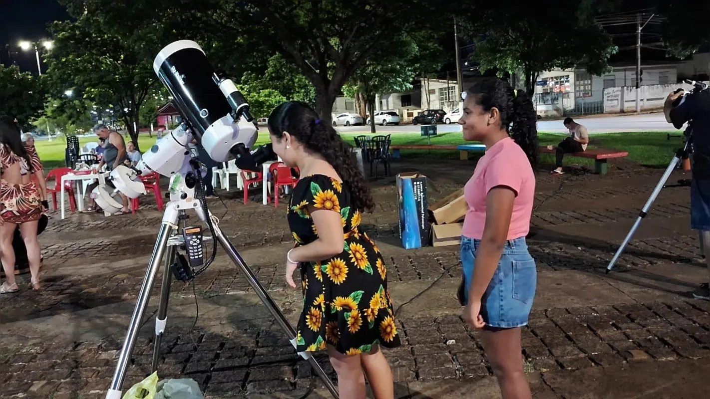 Imagem ilustrativa da imagem Observação de planetas atrai famílias para a Praça Nishinomiya