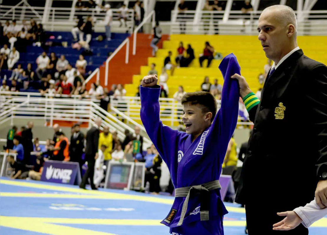 Atleta de jiu-jitsu, Davi Ferreira da Silva, da Escola Municipal  Arthur Thomas, de Londrina, leva a sério a disciplina