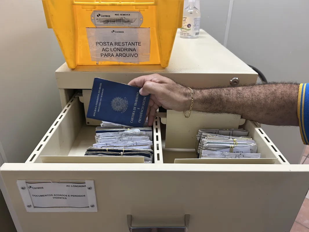 Nos Correios, os documentos são cadastrados e os dados ficam no sistema; usuários podem consultar pelo site, CAC ou telefone