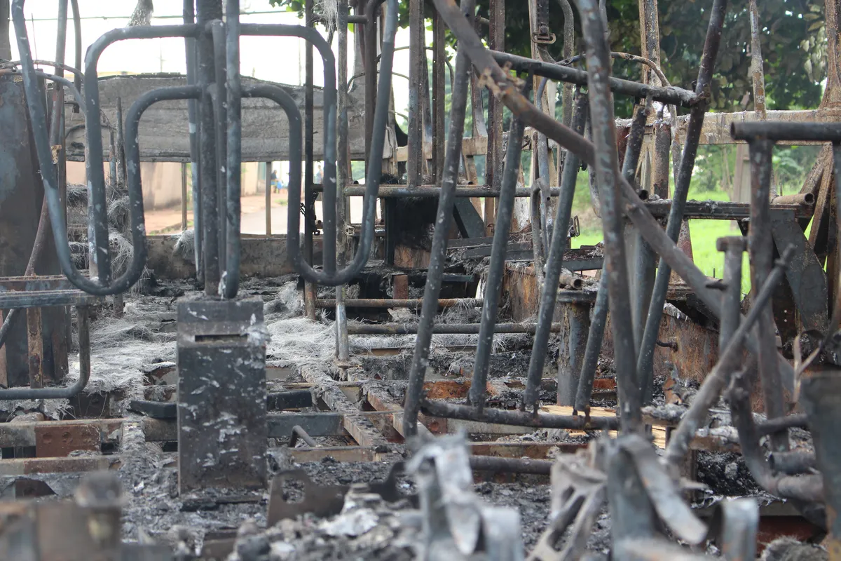 Imagem ilustrativa da imagem Ônibus incendiado na zona leste assusta moradores