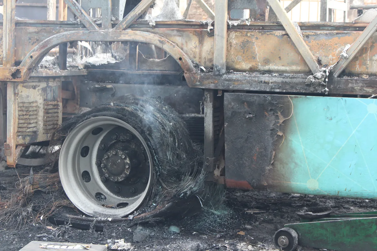 Imagem ilustrativa da imagem Ônibus incendiado na zona leste assusta moradores