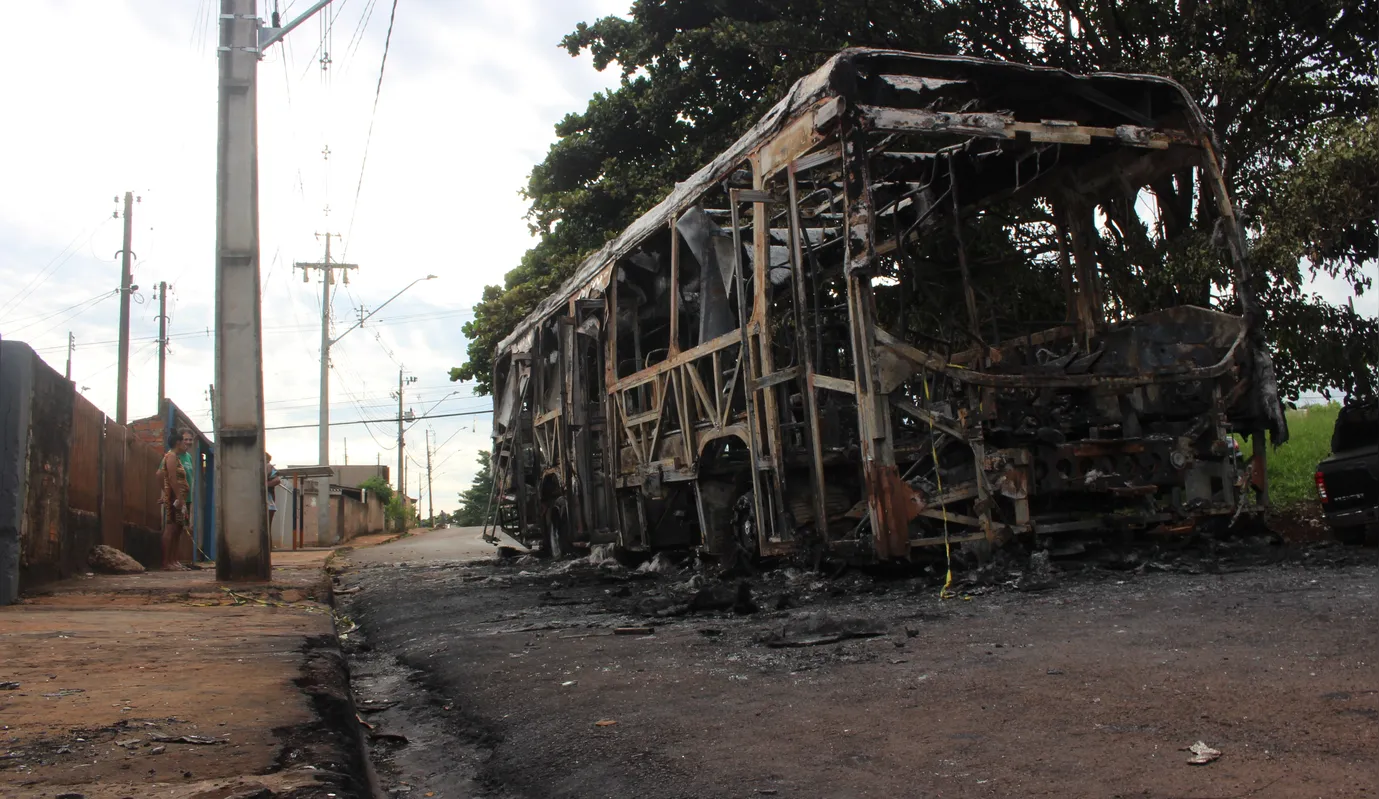 Imagem ilustrativa da imagem Ônibus incendiado na zona leste assusta moradores