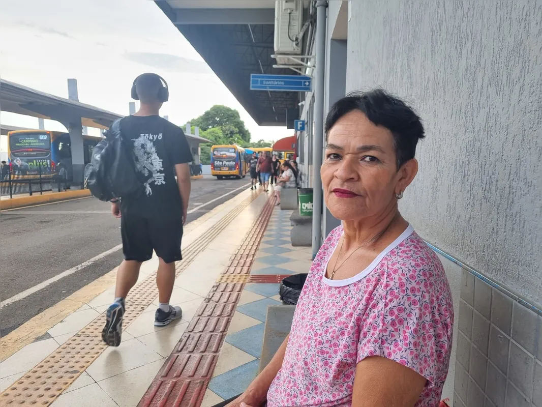 Com medo de ficar sem transporte, Cleusa da Silva Chaves saiu mais cedo de casa nesta terça para chegar ao trabalho a tempo