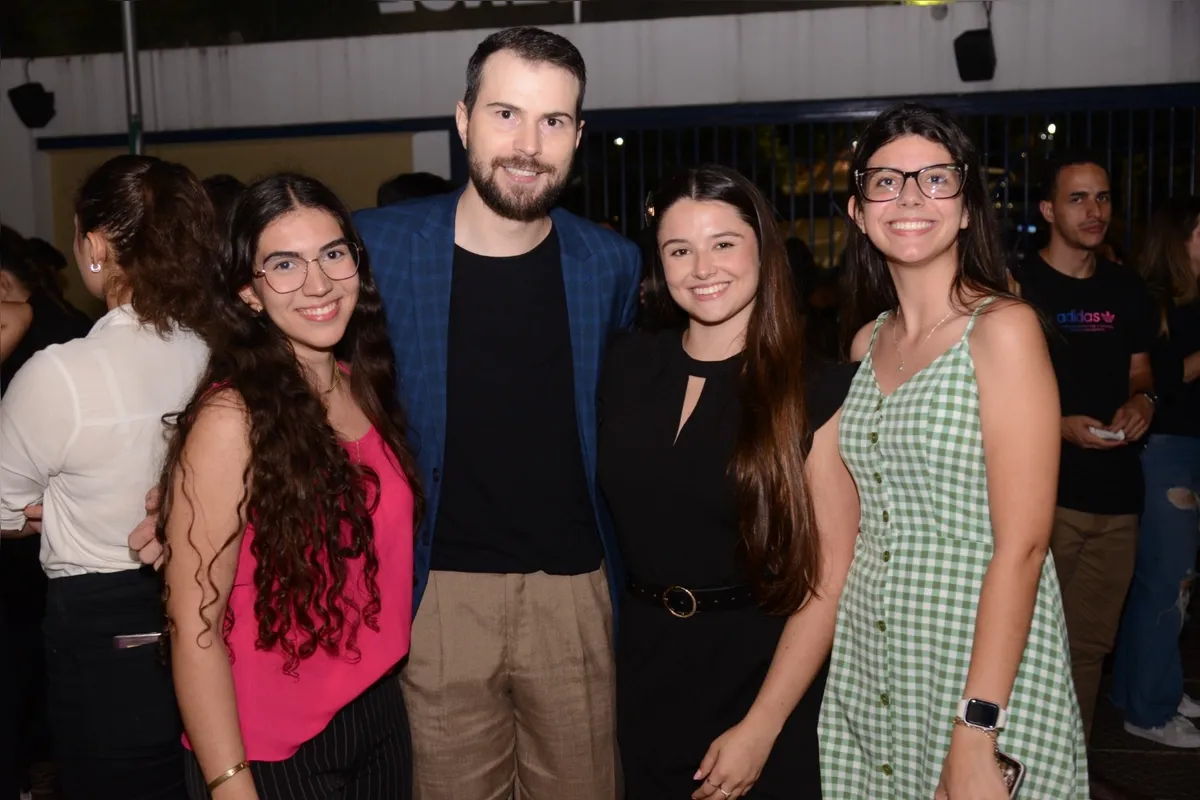 Giovana Muniz, professor Frederico Luiz Massaro, Geovana Silva e Julia Camacho