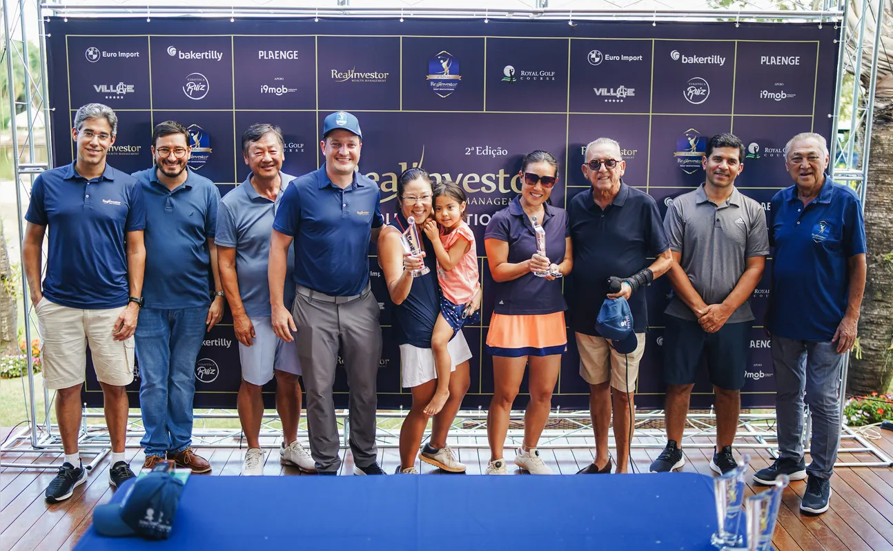César Paiva, Tiago Ruiz, Milton Ogawa, Felipe Bulgacov, Claudia Inada (com a filha Rafaela) e a irmã Denise , Galvão Bueno, Ricardo Imperatriz e Miguita recebendo um dos prêmios do evento.