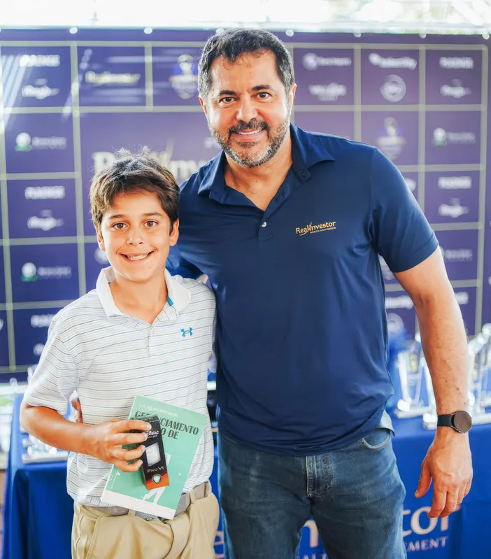 Lucas Imperatriz recebendo prêmio, entregue por Marcelo Frasson, da Real Investor