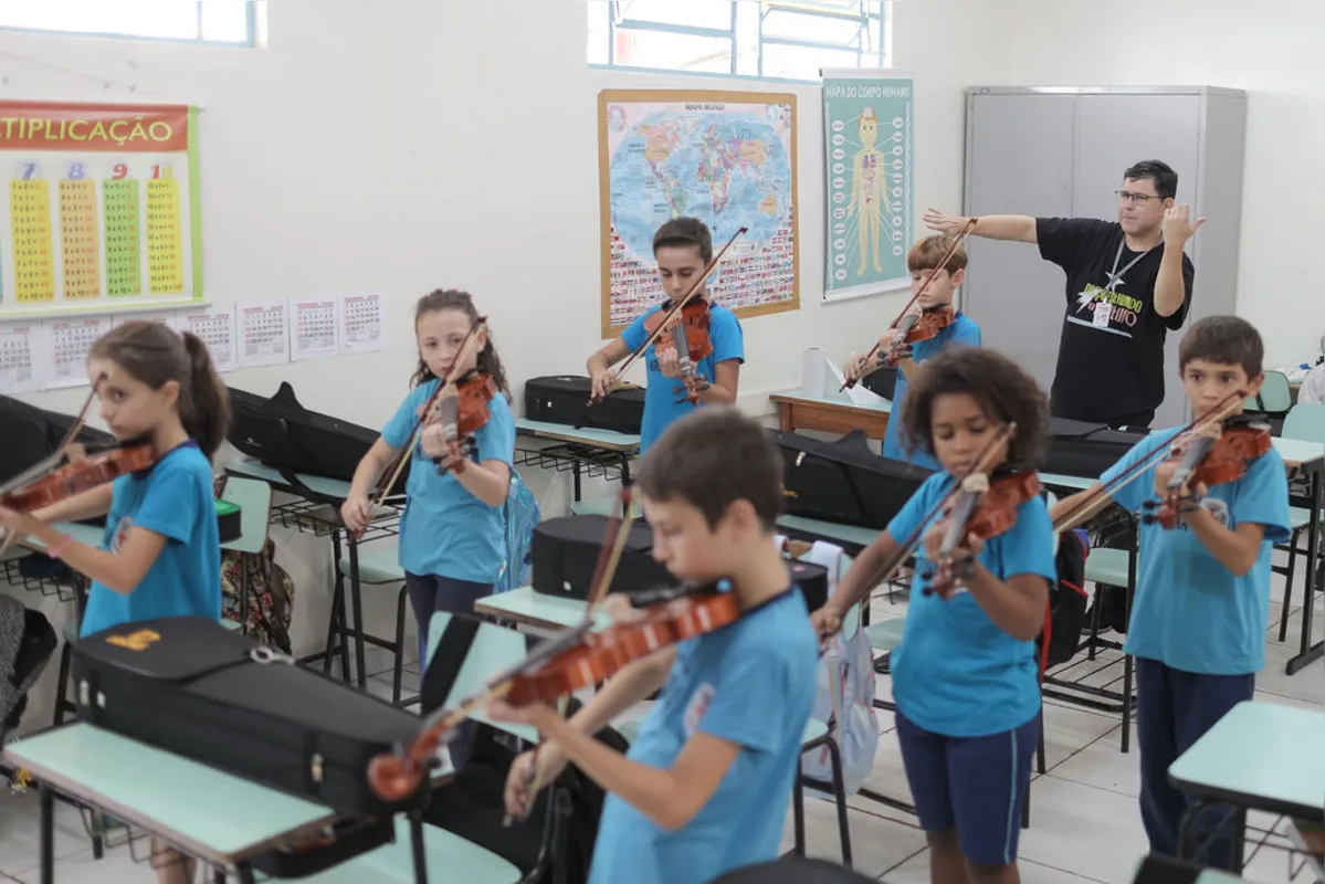 Alunos da rede municipal de  Londrina têm oficinas de musicalização e, nesta quinta e sexta-feira, mostram o que aprenderam ao público