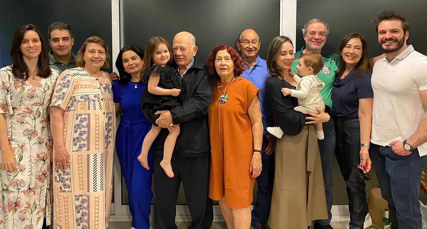 Caroline e Luiz Augusto (neto), Ana Maria Magalhães (irmã), Ana Cláudia Petz (filha), o aniversariante com Lara no colo (bisneta), Zilda (irmã) e Geraldo Naegele, Francine (neta) com Marco (bisneto) no colo, Luiz Fernando Bellinetti (filho) e Laryssa, Ricardo Pontello (marido da Francine)