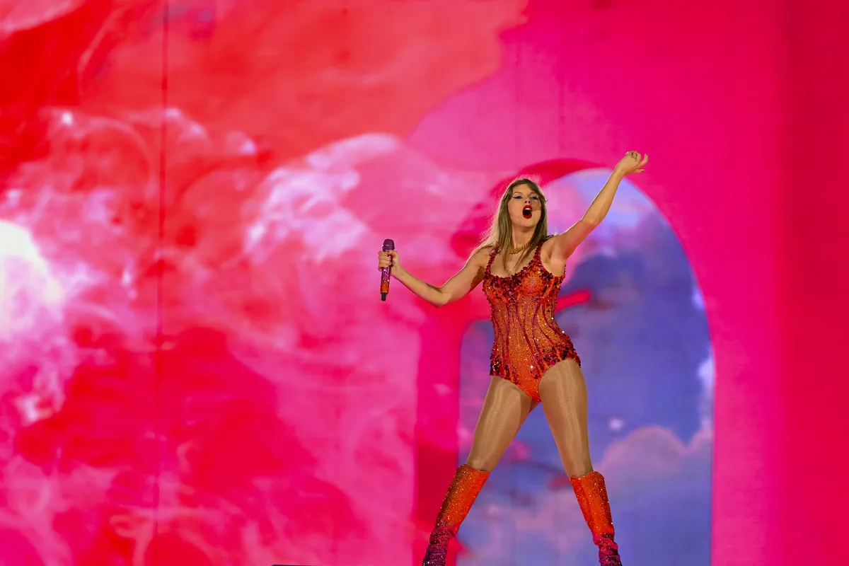 A gigantesca turnê mundial Eras, de Taylor Swift,  já ultrapassou a barreira simbólica de um bilhão de dólares