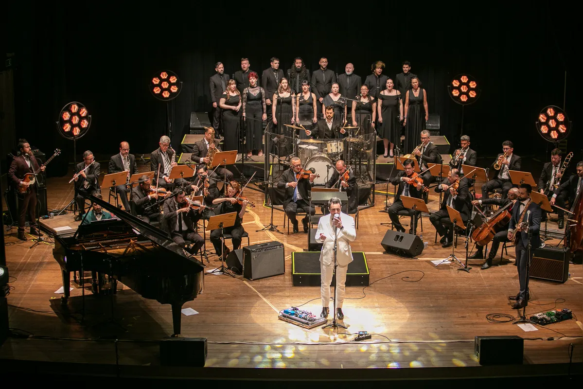 Show que uniu banda de rock, orquestra e grupo vocal emocionou o público no Ouro Verde