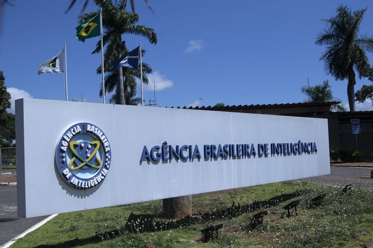 PF aponta que a estrutura da Abin teria sido usada para blindar os filhos do ex-presidente Bolsonaro atacar a credibilidade do sistema eleitoral e espionar ilegalmente autoridades