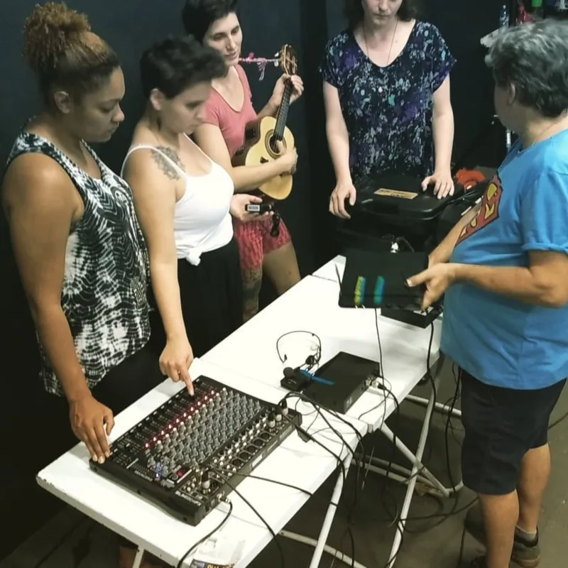 Aula de áudio no PROARTE: cursos são dados por grandes profissionais