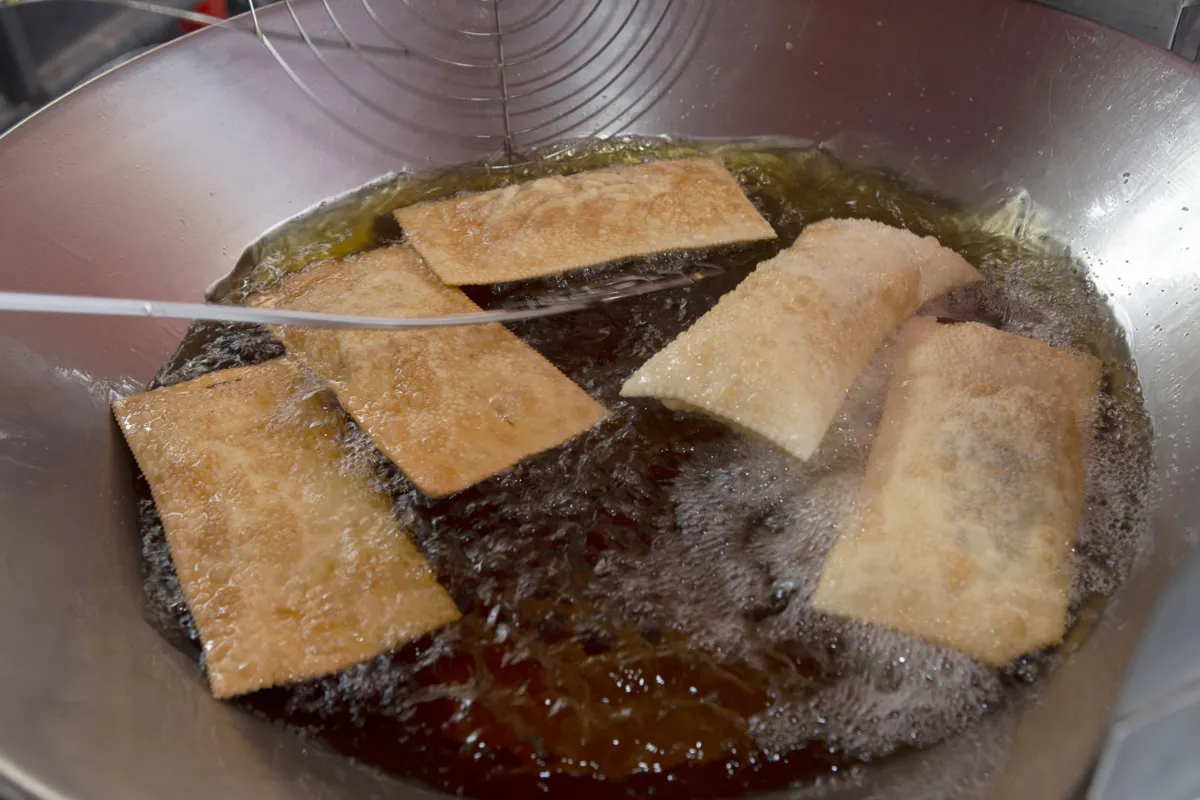 O pastel é uma verdadeira paixão da gastronomia nacional e movimenta bilhões de reais todos os anos no setor da alimentação