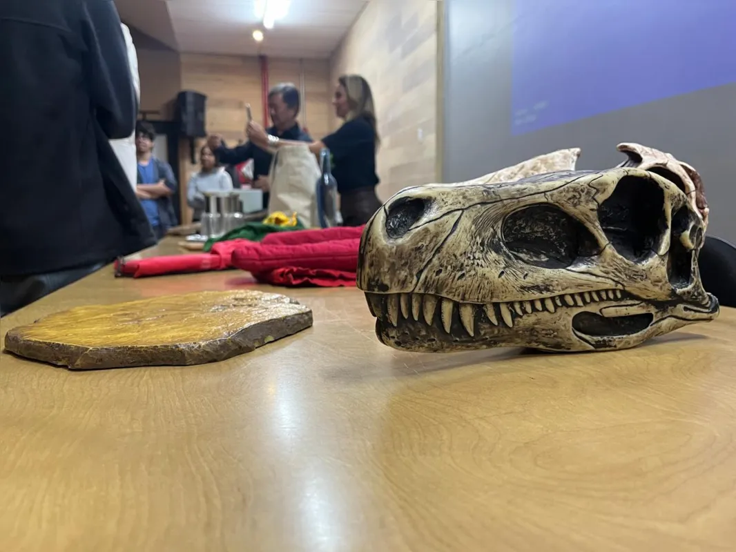 Imagem ilustrativa da imagem Palestra na UEL prova que fascínio pelos dinossauros não tem idade