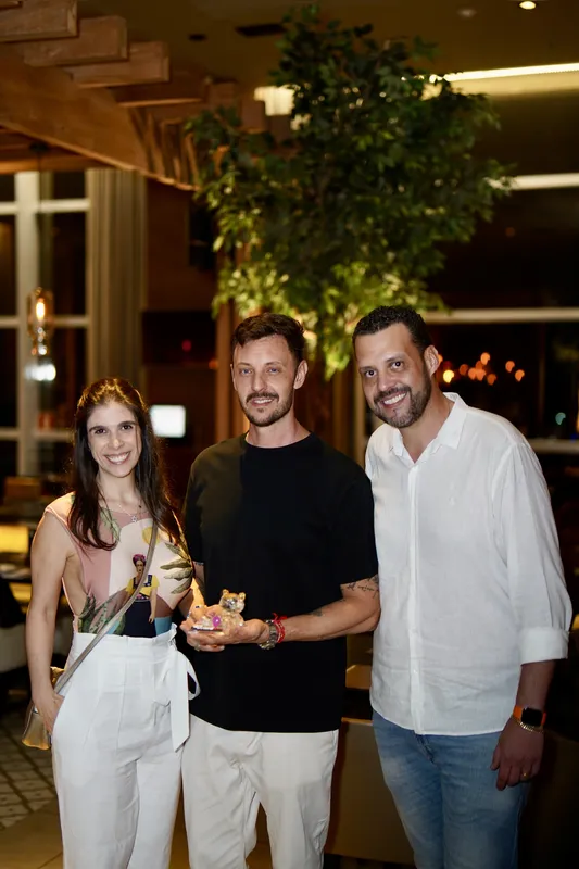 Juliana Haddad, Bruno Danilo Aguiar e Guto Trindade: Bruno, o querido BD, assinou o “LIL OTTO”, em edição especial e exclusiva. A obra de arte vem com detalhes em ouro e foi um presente ao seleto time de convidados