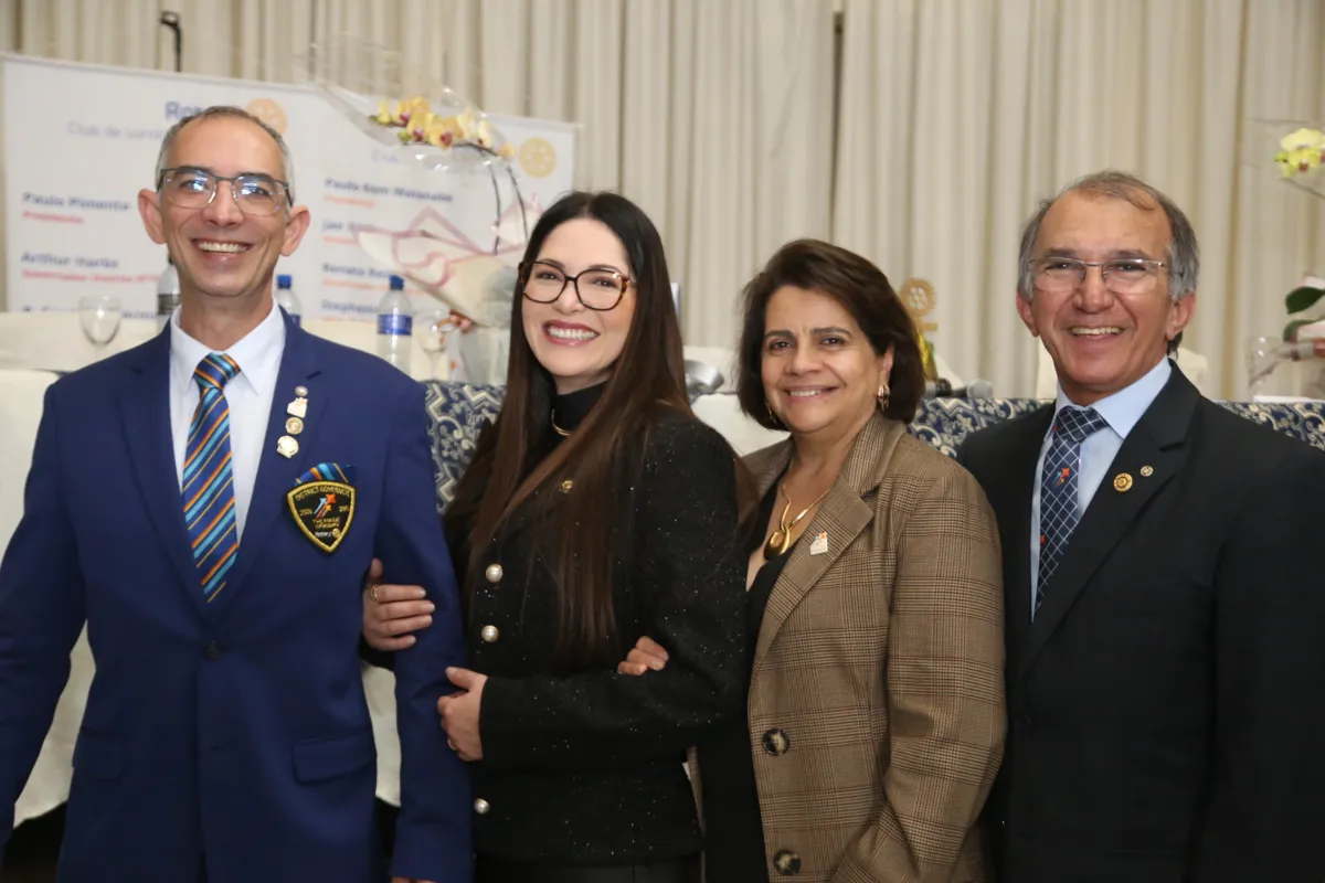O Governador do Distrito 4710 Renato Rezende Egea , sua esposa Francielle Rezende Egea, com os padrinhos de Rotary, Claudinei de Oliveira e Neli Arruda de Oliveira.