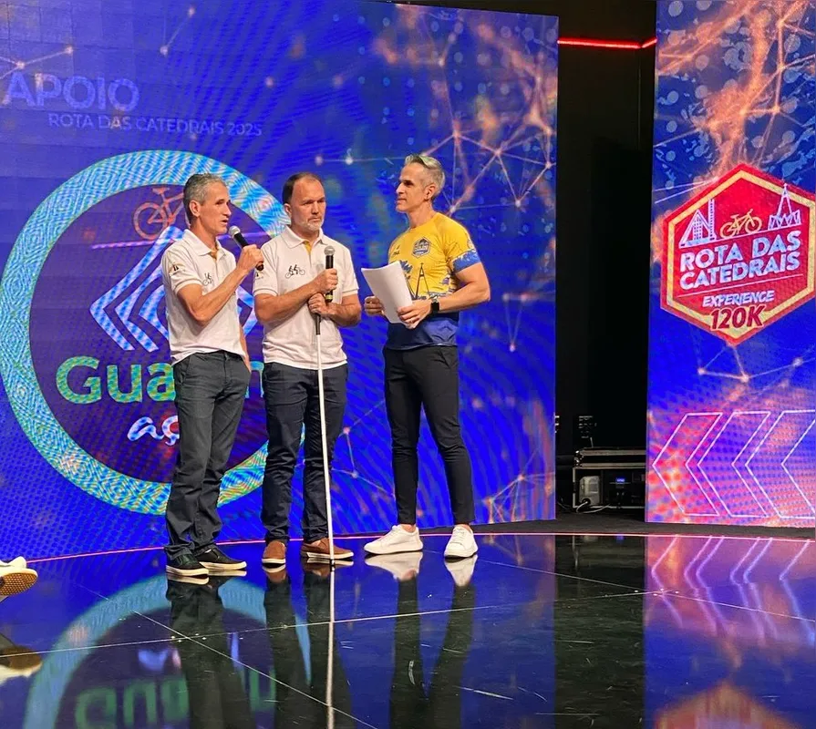Evandro e Marcelo (deficiente visual), dupla que pedala em uma mesma bike com o apresentador Gustavo Parra
