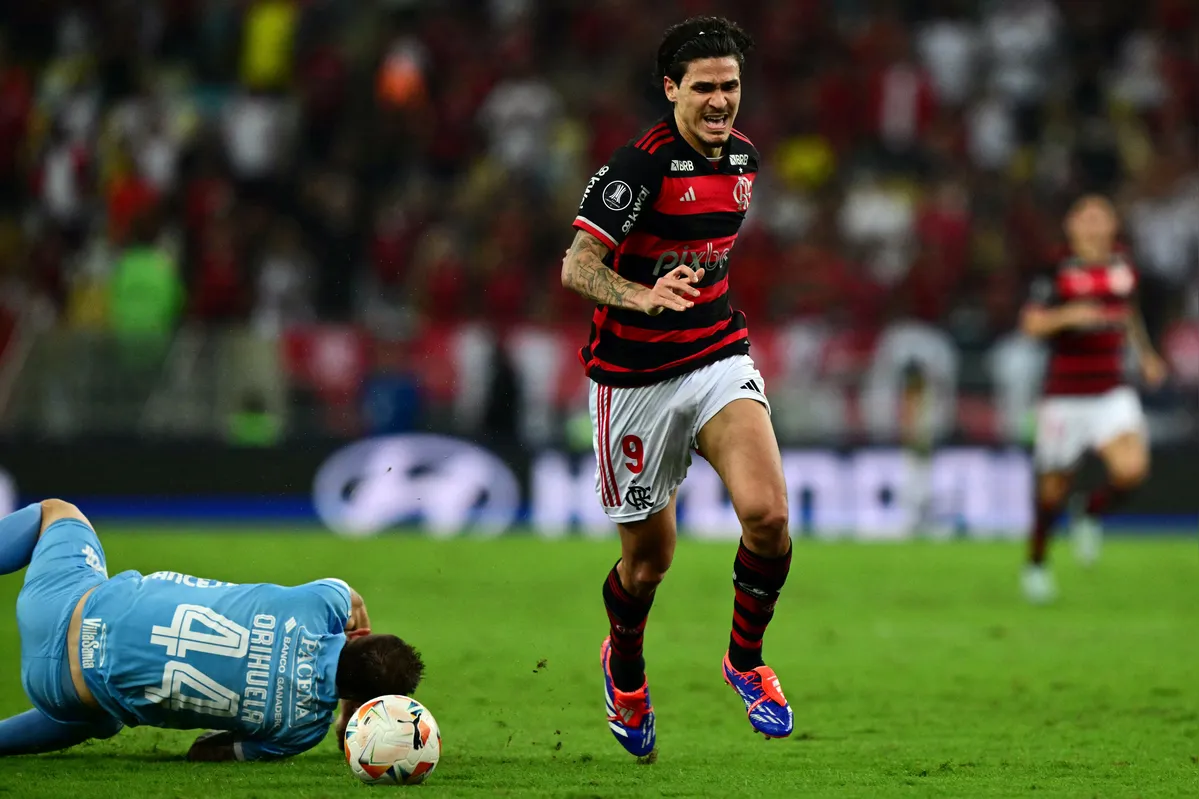 Pedro em ação durante o jogo contra o Bolívar pelas quartas de final da Libertadores, no Maracanã, no dia 15 de agosto, quando o atacante do Flamengo sentiu uma lesão