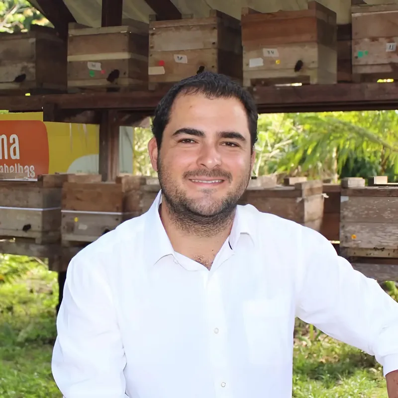 Cristiano Menezes, da Embrapa Meio Ambiente, explica que os pesquisadores queriam saber se as plantações de café convencionais seriam ambientes seguros para as abelhas