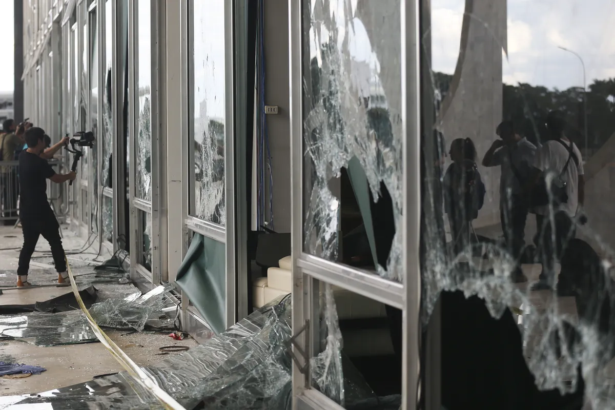 Palácio do Supremo Tribunal Federal destruído, após distúrbios antidemocráticos no dia 8 de janeiro de 2023