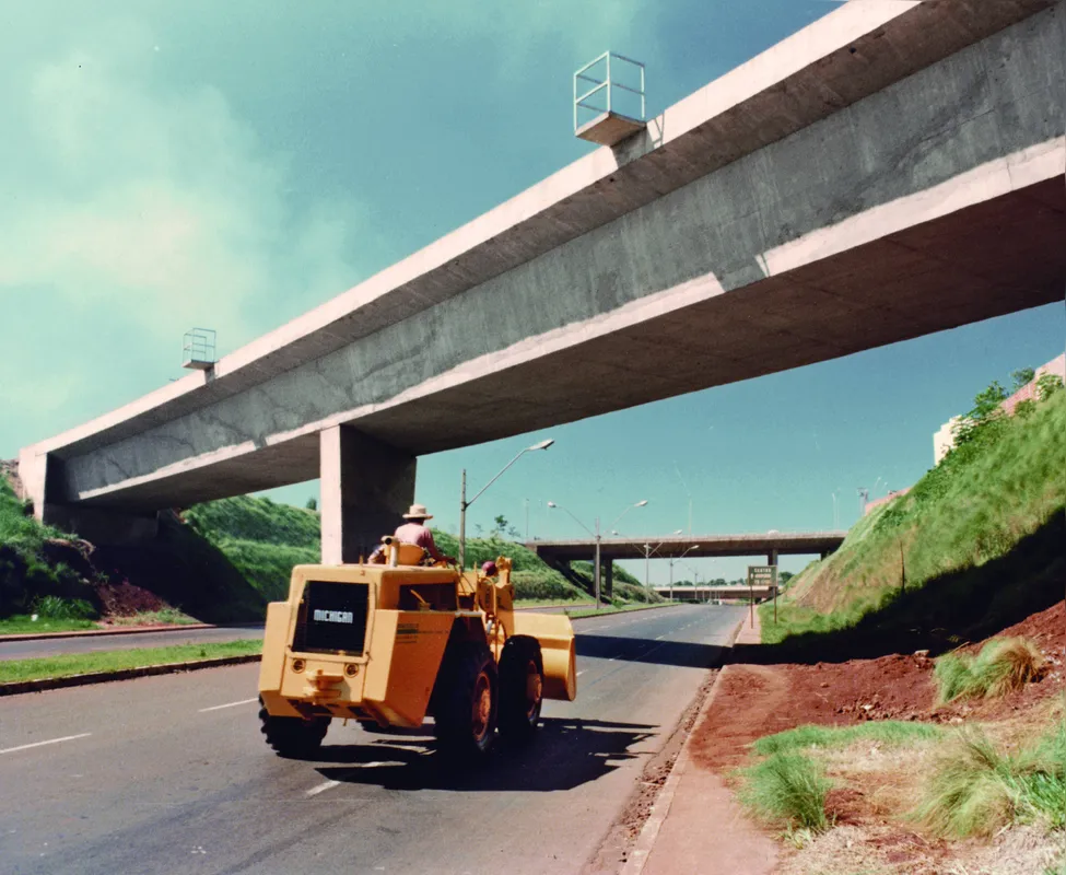 A empresa construiu quatro viadutos da Avenida Dez de Dezembro