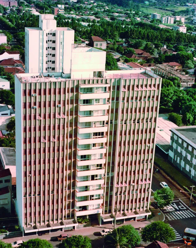 O Edifício Olga, de 1974 e 12 andares, foi o primeiro prédio residencial construído pela empresa no centro de Londrina