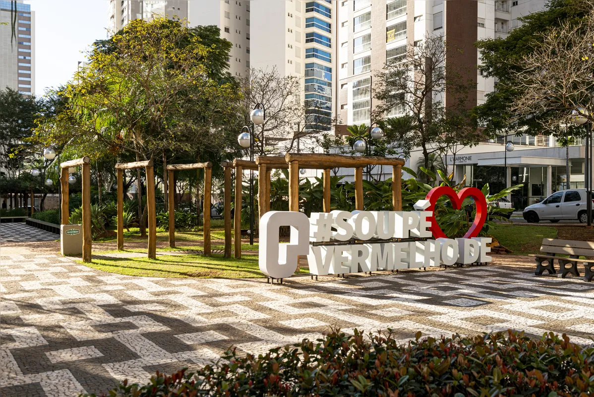 Praça Pé Vermelho, presente da construtora para a cidade, celebrando a história de Londrina