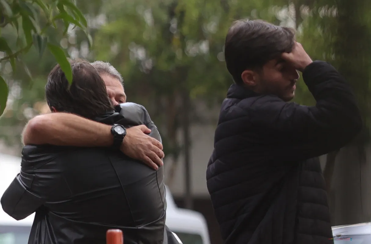 Familiares de vítimas do voo da Voepass  no IML de São Paulo: desastre é um dos mais letais no Brasil