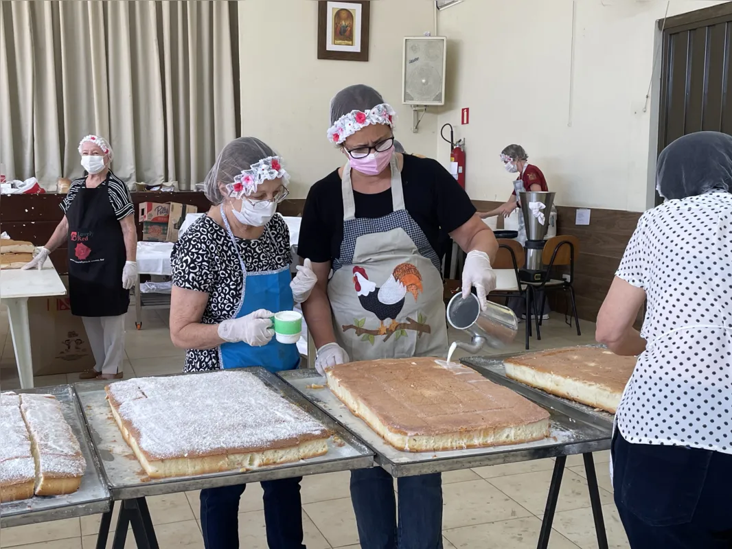 Imagem ilustrativa da imagem População faz fila para comprar bolo de Santo Antônio em Cambé