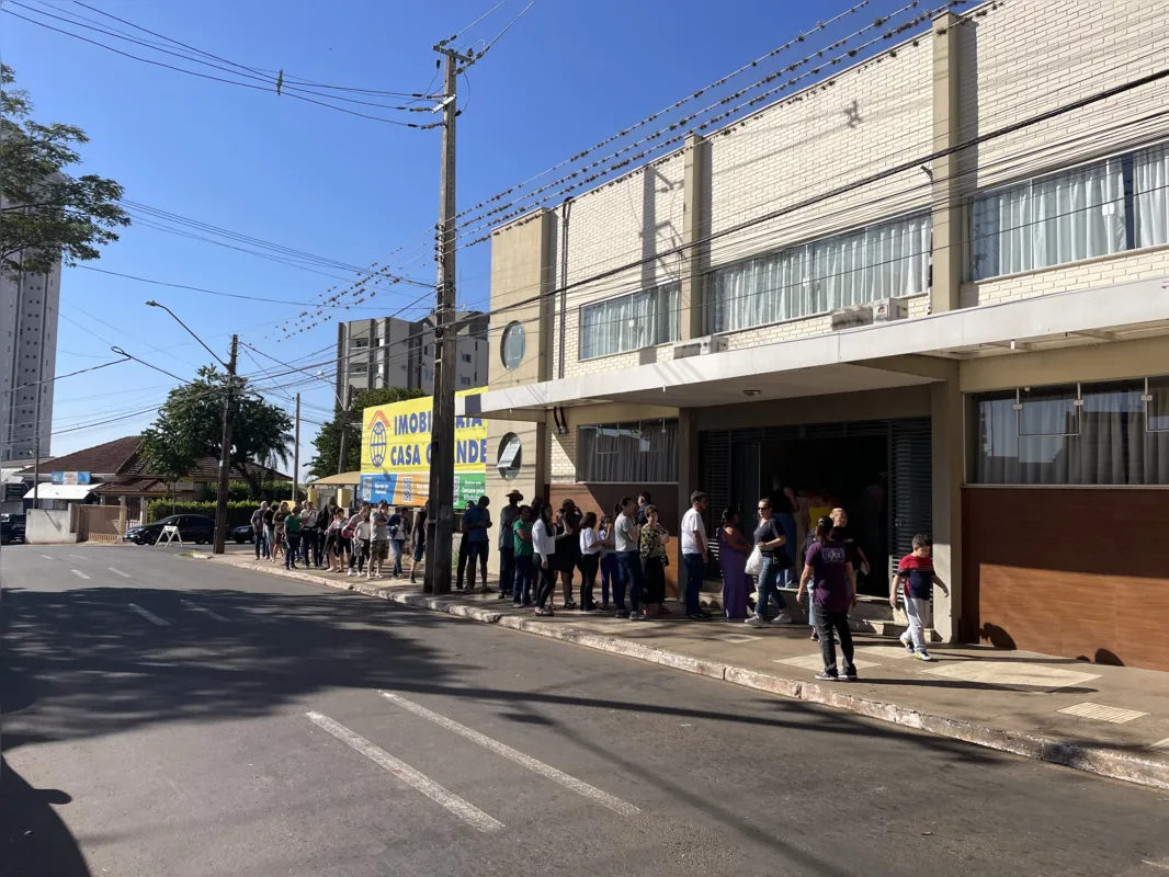 Imagem ilustrativa da imagem População faz fila para comprar bolo de Santo Antônio em Cambé