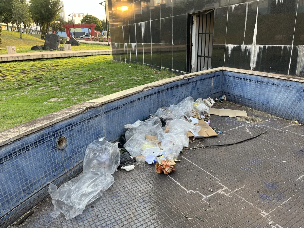 Pela praça é possível encontrar embalagens, cobertor e fezes