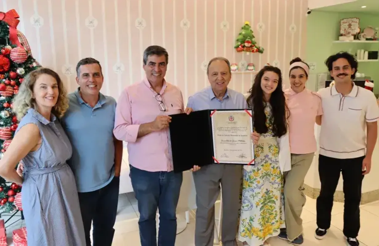 Imagem ilustrativa da imagem Prefeito entrega título de Cidadão Honorário a Oswaldo Militão