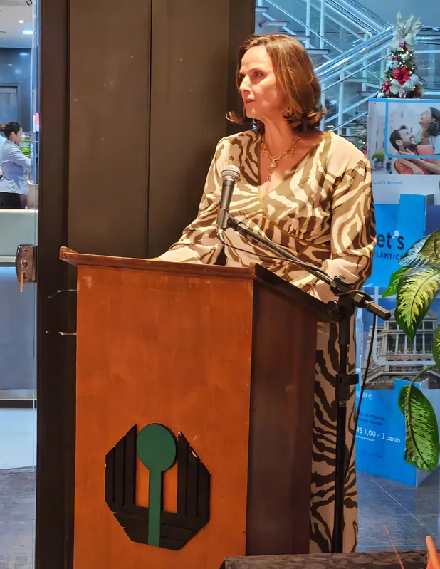 A professora doutora Magda Madalena Tuma discursa representando os formados da Turma Pioneira