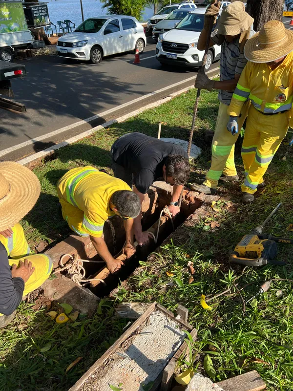 Prefeitura estuda uma solução definitiva para o rompimento de uma comporta do Igapó na transposição da Avenida Higienópolis