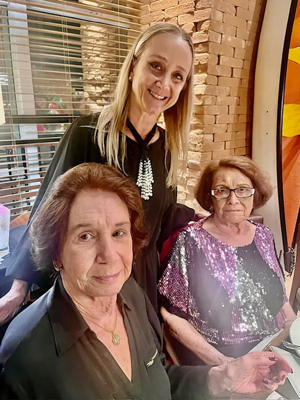 Adriane Bordin (em pé) entre Gerusa Bordin e Regina Rocha