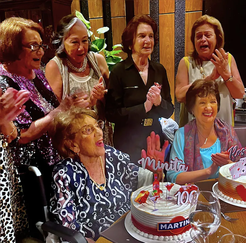 As aniversariantes e primas Minita Merlo Musillo e Rosicler Val, aplaudidas pelas amigas Regina Rocha, Midore, Gerusa Bordin e Selma Nogami
