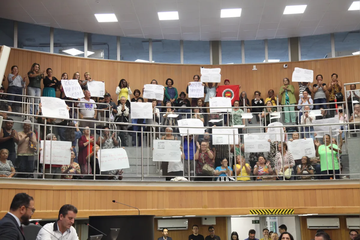 Imagem ilustrativa da imagem Primeira sessão de 2025 é marcada por protesto na CML