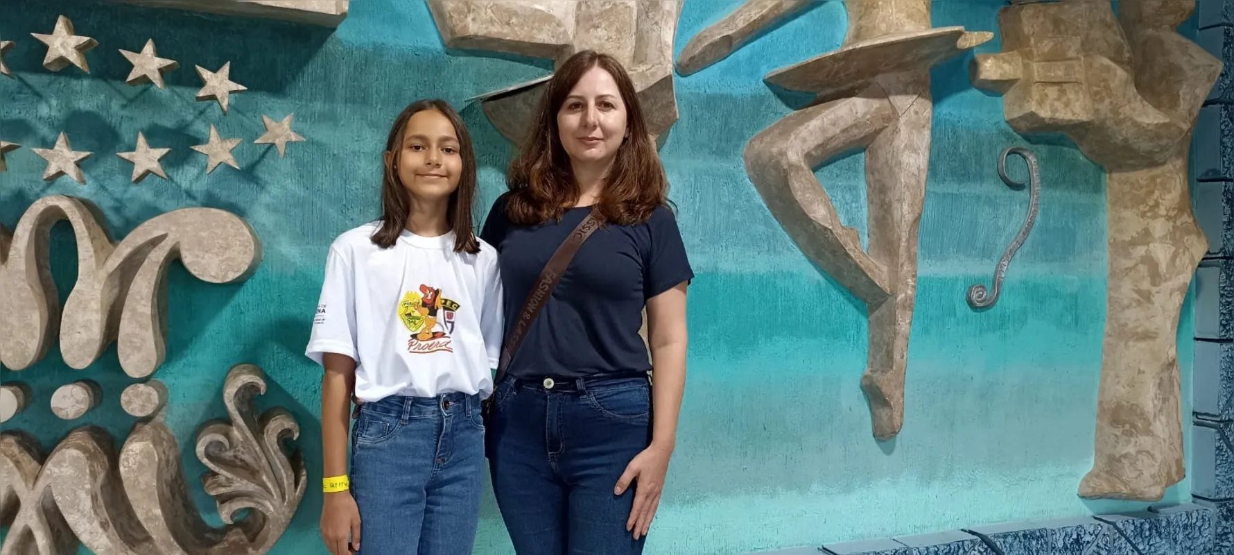 Graziella Poltraneire com a mãe Carina que considera importantes os ensinamentos do Proerd: "Principalmente agora porque ela está indo para o sexto ano, numa escola maior"