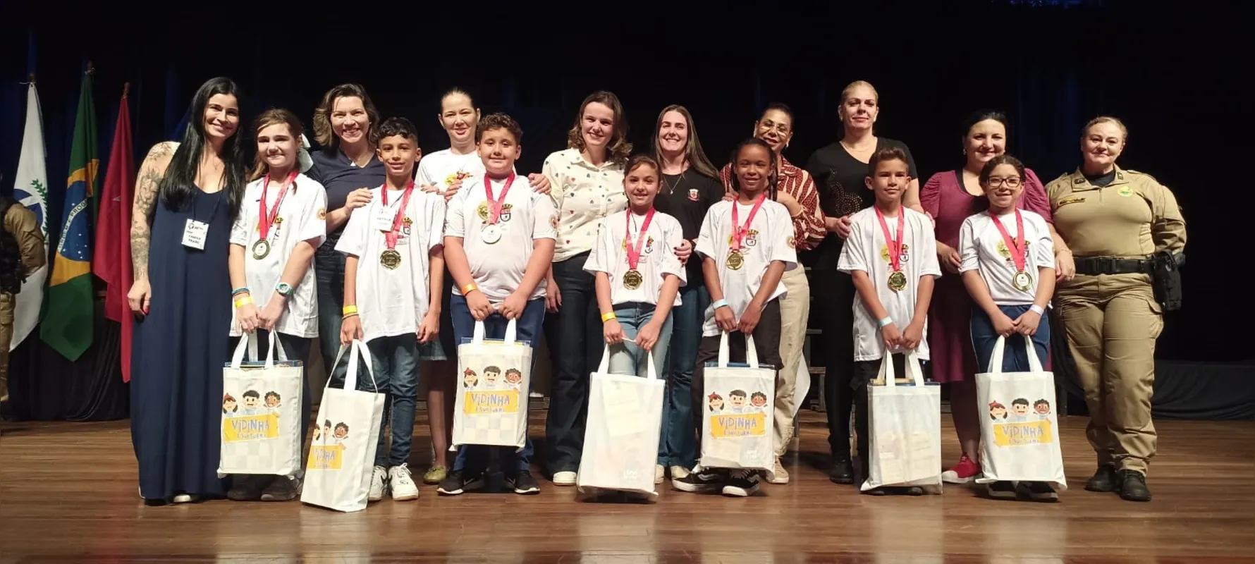 Alunos premiados no concurso de redação cujo tema foi "O que aprendi com o Proerd"