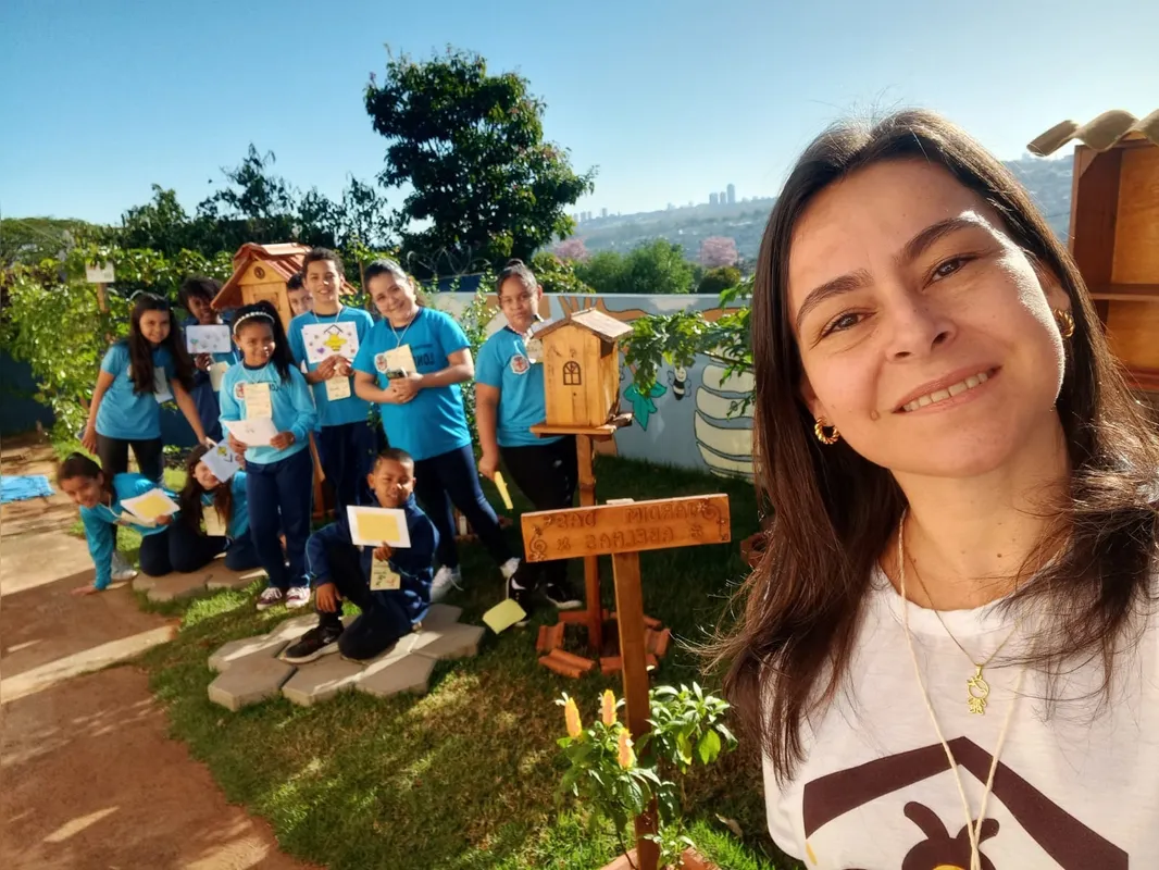 A professora Elisângela Gil com os alunos da E.M. Profº Noêmia Alaver Garcia Malanga que estudam a vida das abelhas a exemplo de outras escolas