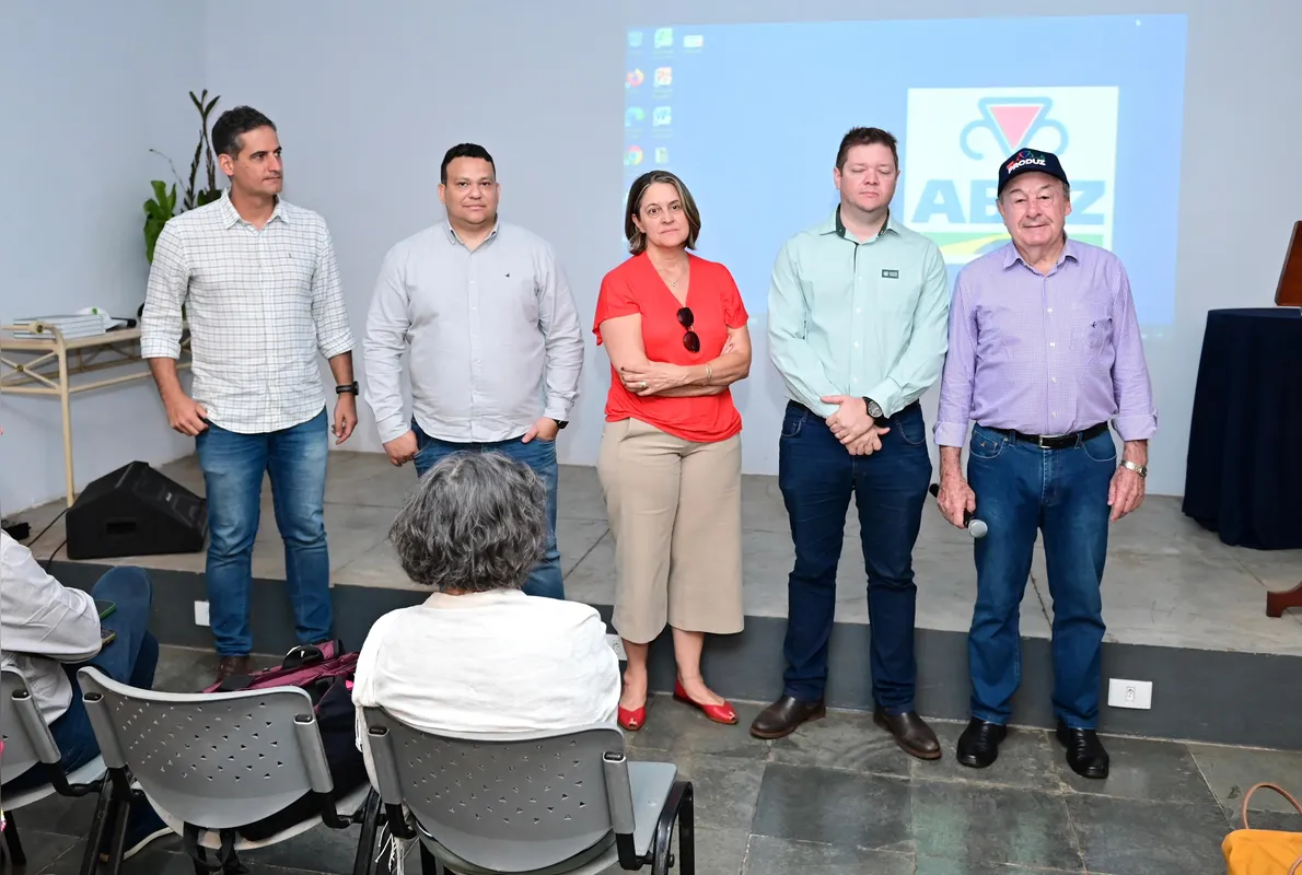Moacir Sgarioni, Ricardo Tuller, gerente regional Senar Uberaba; Bernadete Lange, do Banco Mundial; Rafael Costa, coordenador nacional de assistência técnica do Senar, e Sidnei Medeiros, coordenador de políticas públicas do MAPA