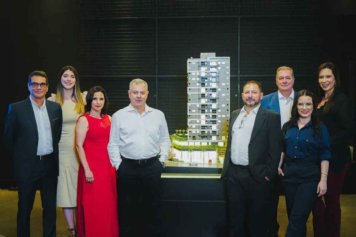 Aloisio Maia, Isadora Feriani, Adriana Bortolo, Nilder Salgado, Ricardo Carvalho, Donizetti Feriani, Prisciéle Silveira e Vanessa Souza: a equipe comercial da Quadra Construtora
