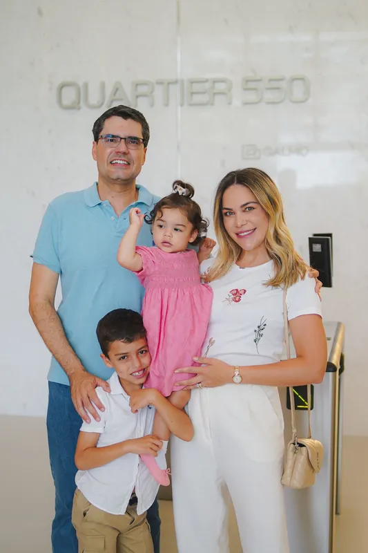 Maurício Boer, com a esposa Camila e filhos