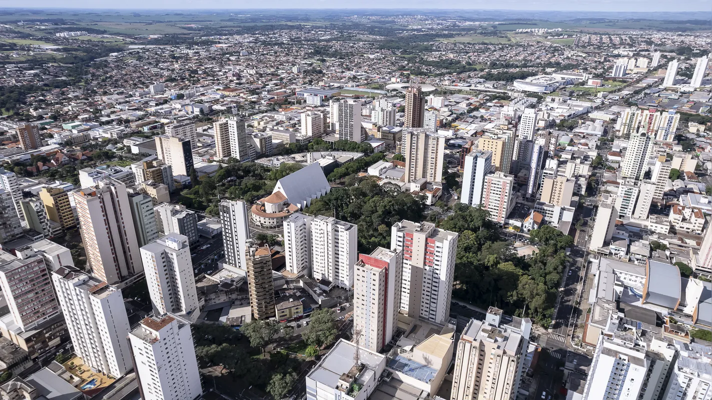 Vista aérea de Londrina, relógio pode ser visto próximo na linha da Catedral Metropolitana de Londrina