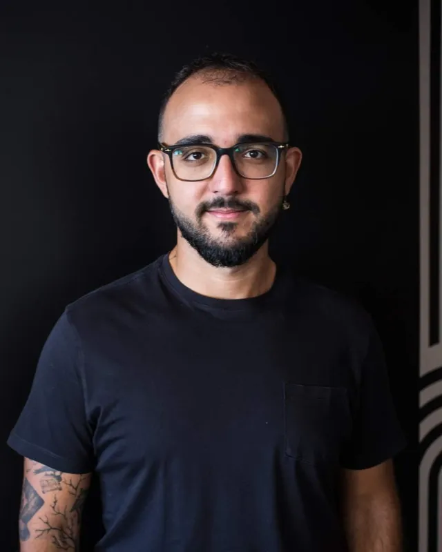 Raphael Montes faz palestra sobre o gênero policial e a adaptação de seus livros para filmes e séries