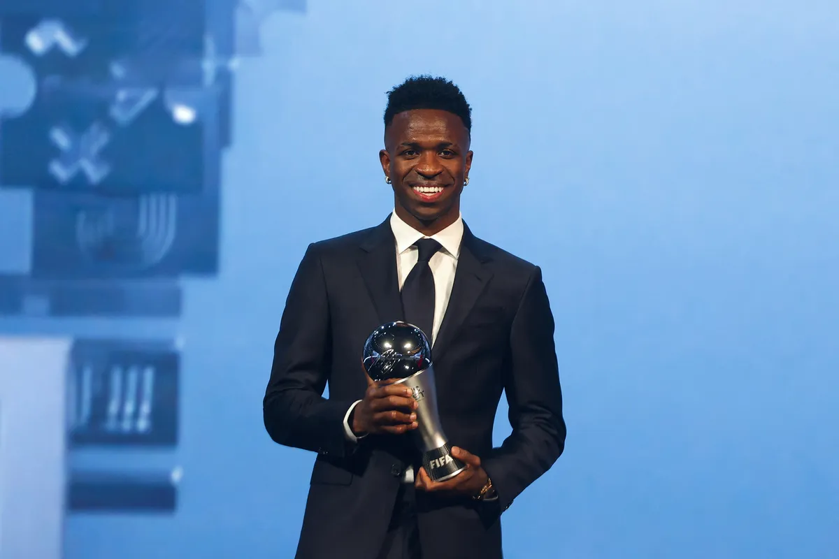 Um dia depois de ser eleito o melhor jogador do mundo pela Fifa, Vini Jr brilhou com uma assistência e um gol de pênalti diante do Pachuca