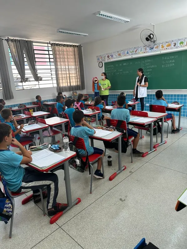 Alunos das escolas municipais de Londrina têm aulas de inglês presenciais que foram suspensas na pandemia; ideia, agora, é ampliar o ensino do idioma com professores especialmente contratados para isso